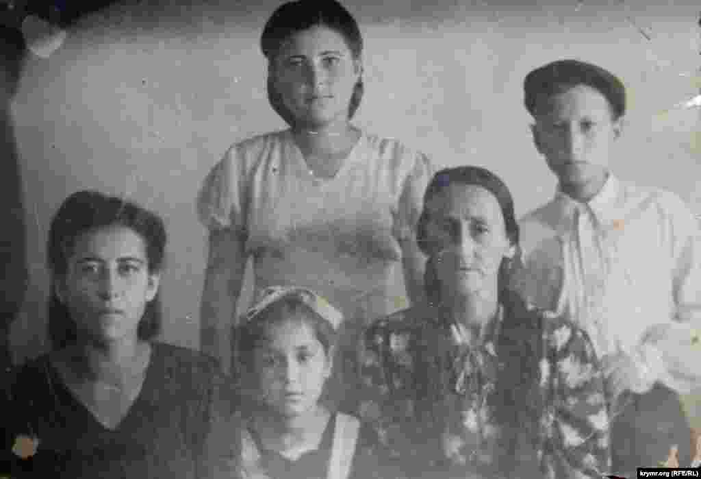 Семья Зумрие-ханум попала в Маргилан, город в Ферганской области Узбекистана. Семье пришлось жить в бараках, где в комнате ютилось по 6-7 семей. На чужбине местные жители встречали крымских татар вилами и кирками. «Им рассказали, что едут плохие люди, которые предали свою Родину», – поясняет Зумрие-ханум