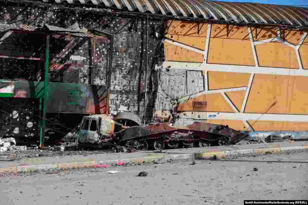 Знищена російська техніка, поруч – зруйнований торговий центр «Жираф», де була позиція українських військових. ТЦ «Жираф» відновили й відкрили знову.Ліворуч фото від 11 березня 2022, праворуч – березень 2025 року