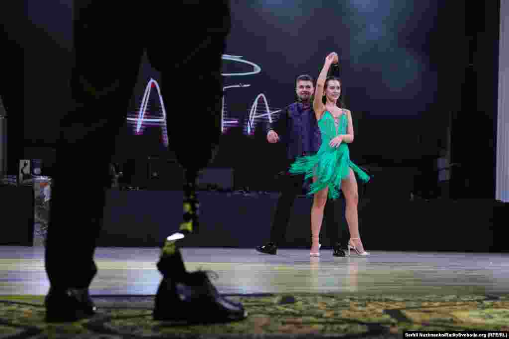 Олесь і Юлія під час виконання самби.Олесь у Збройних силах з 2014 року (з перервами). Отримав поранення восени 2023 року під Бахмутом. «Це для мене виклик, я люблю підписуватись на цікаві штуки», – каже ветеран