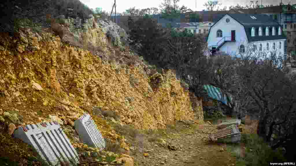 В 2017 году монастырь по собственной инициативе уже начинал незаконное строительство дороги и торгового киоска