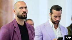 Ендрю Тейт (ліворуч) і його брат Трістан Тейт біля апеляційного суду в Бухаресті 10 грудня 2024 року