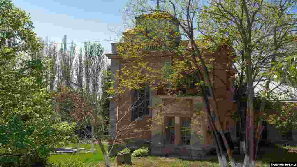 Старый особняк бывшего преподавателя, исследователя истории Симферопольской мужской гимназии Федора Лашкова. В декабре 1917 года в этом особняке прямо за рабочим столом его застрелили ворвавшиеся солдаты-грабители. Ныне нуждающееся в ремонте здание используется как склад имущества «Крымского республиканского центра психолого-педагогического и медико-социального сопровождения»