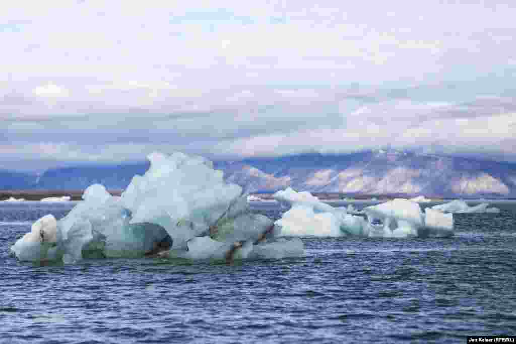 Погода на Шпицбергене меняется стремительно. За считанные минуты могут набежать облака, скрыв из вида горы и ледники.  