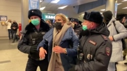 Встреча Навального закончилась в автозаке Встреча Навального закончилась в автозаке