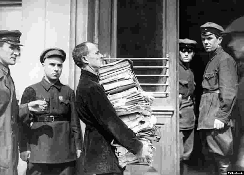 Сотрудник суда несет документы, относящиеся к процессу о вредителях в угольной промышленности («Шахтинское дело») на заседание РГАКФД.  Арх. № 2-53820