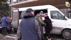 Дебальцеве: люди масово покидають місто під обстрілами «Градів» Дебальцеве: люди масово покидають місто під обстрілами «Градів»