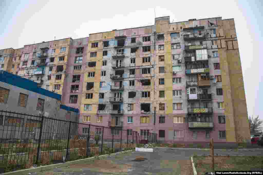 Дев'ятиповерхова будівля, яку місцеві називають «разукрашка», зазнала сильних руйнувань під час обстрілів. Останні серйозні ушкодження ця будівля отримала в середині літа 2015 року. Більшість квартир у будинку покинуті, але в деяких досі живуть люди