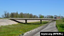 Пересохлий Роздольненський канал (відгалуження Північно-Кримського каналу) в районі села Іллінка Красноперекопського району, травень 2021 року