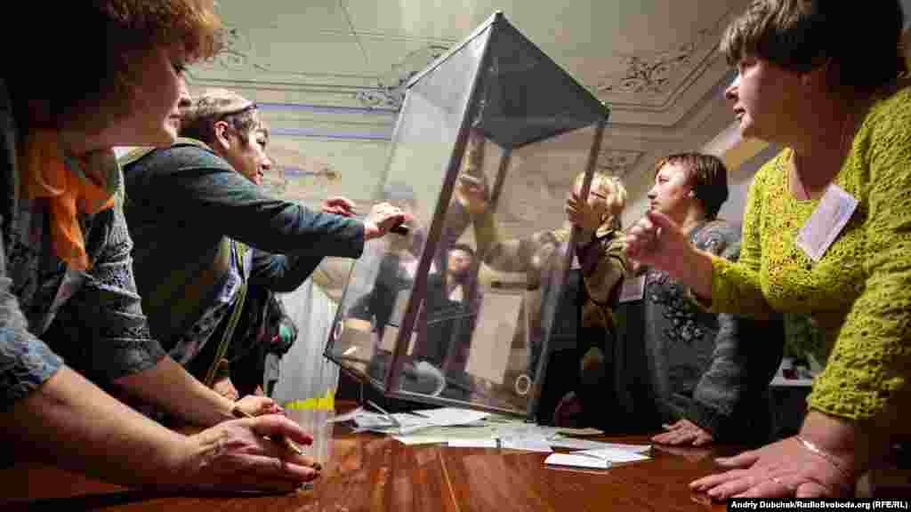 Підрахунок голосів на виборах у селищі Новотроїцьке, що на Донеччині 