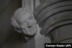 У Національному соборі в Вашингтоні в квітні відкрили кам’яне зображення Елі Візеля, політичного активіста, який пережив Голокост