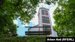 Kisha katolike në Brus.