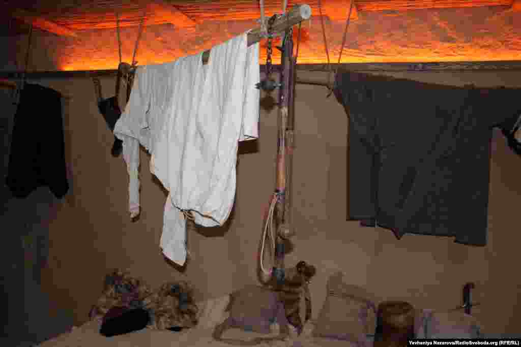 Для того, щоб максимально точно реконструювати вигляд козацького куреня, працівники Національного заповідника «Хортиця» аналізували історичні документи з «Архіву Коша», «Проєкти реконструкції Новосіченського ретраншементу 1766 року», спогади Микити Коржа та записки священника Крем'янського