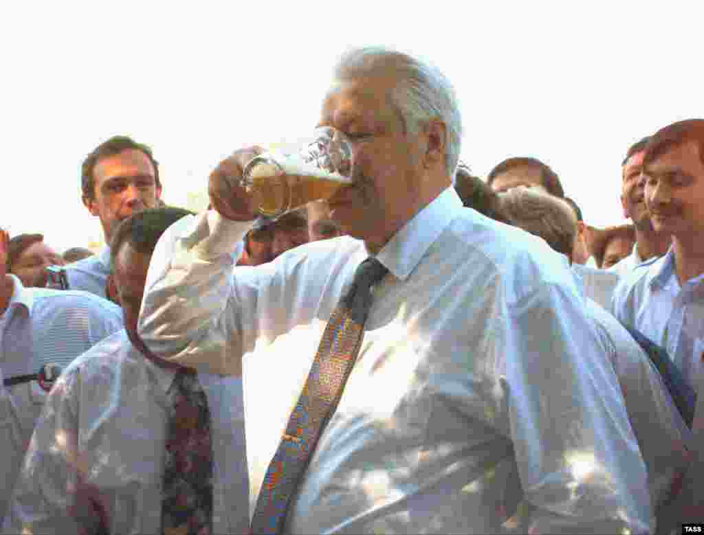 Новочеркасск, Ростовская область, 11 июня 1996 - Президент РФ Борис Ельцин совершил поездку в город Новочеркасск Ростовской области. По пути следования Глава государства сделал остановку у фермерского хозяйства , где отведал пива, сваренного на местной мини-пивоварне