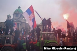 საპროტესტო აქცია სერბეთის პარლამენტის შენობის წინ, ბელგრადის ცენტრში, 2024 წლის მარტი