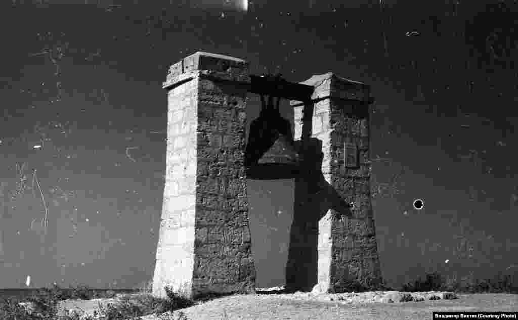 Дзвін – один із символів Херсонеса XIX століття. За однією з версій, його відправили до Севастополя в 1803 році. Після поразки Російської імперії в Кримській війні 1853-1856 років, війська Англії та Франції вивезли дзвін у Париж як трофей і розмістили на соборі Паризької Богоматері, звідки його вдалося повернути в 1913 році. За іншою версією, його відлили приблизно в 1890 році, незадовго перед завершенням будівництва собору