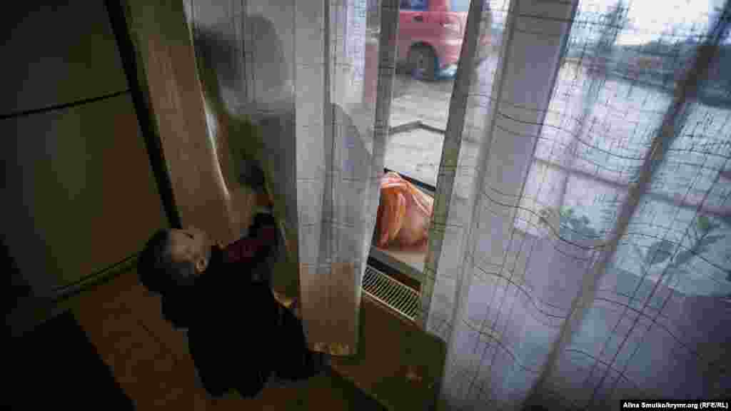 Дети Рефата Алимова играют в доме в селе Краснокаменка на южном берегу Крыма.  Алимов – один из фигурантов «ялтинского дела Хизб ут-Тахрир». Он вместе с пятью другими крымскими татарами был задержан в феврале-апреле 2016 года в Ялте. Его обвиняют в причастности к запрещенной в России исламской политической организации «Хизб ут-Тахрир»