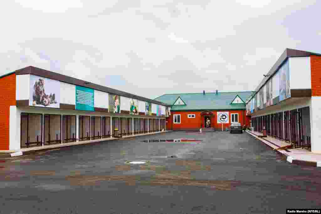 Раньше приют располагался в старом здании, а после внимания со стороны чеченских властей переехал в Старопромысловский район. Им выделили просторное помещение, 36 вольеров и огороженный двор.  