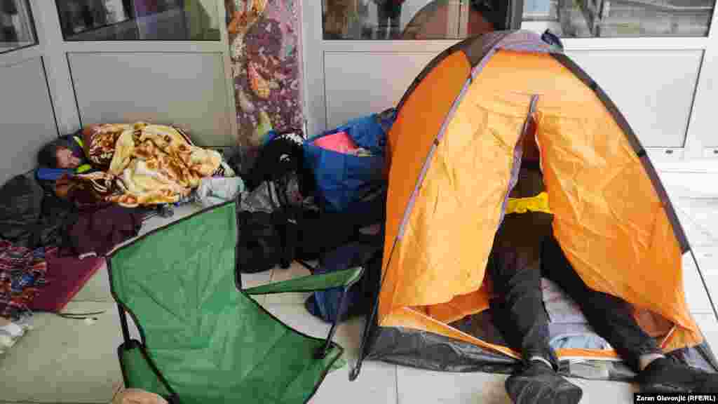 Šator ispred zgrade Radio televizije Srbije u Takovskoj ulici u Beogradu. Studenti u blokadi blokirali su 14. aprila uveče ulaze u zgrade Radio-televizije Srbije u Takovskoj i Aberdarevoj ulici i na Košutnjaku.