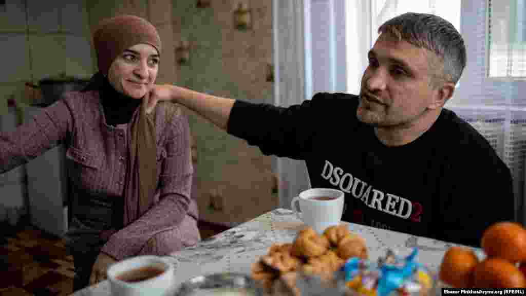 Нариман Мемедеминов с женой Лемарой рассказывают о том, как провели два с половиной года в разлуке. «Было тяжело без Наримана, за все время пока он был арестован, мне так и не удалось попасть к нему на свидание. Сначала нам попросту не давали свиданий, а после того, как его перевели в колонию-поселение – началась пандемия и свиданий не давали никому», – рассказывает Лемара