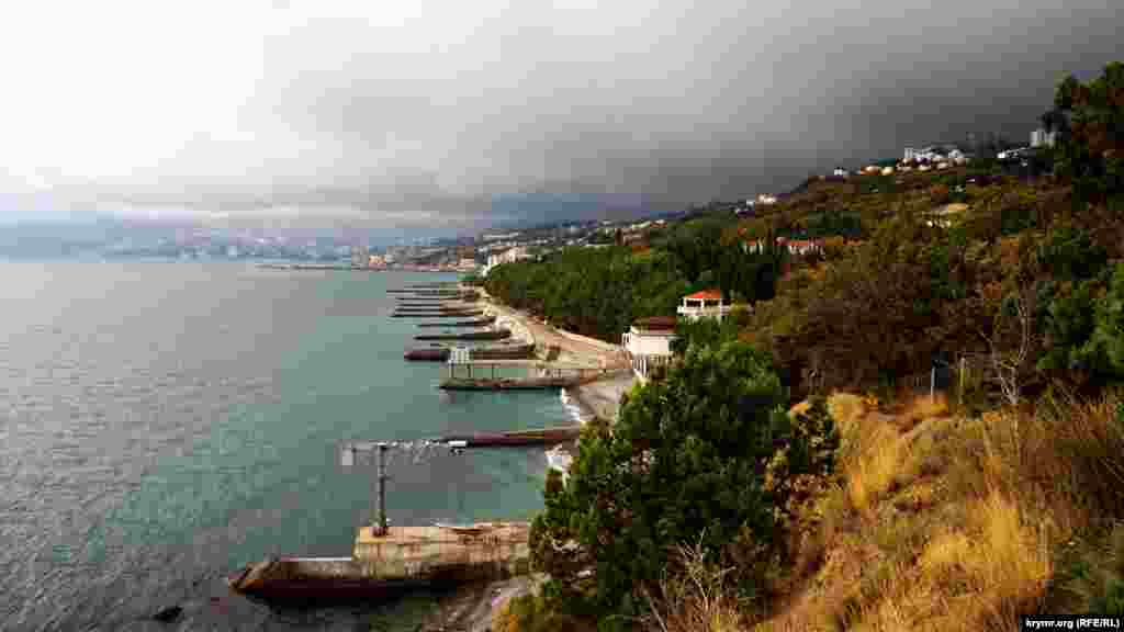 Со смотровой площадки открывается вид на Ялту и мыс Мартьян