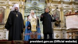 Зліва направо: Митрополит Луцький і Волинський Михаїл (Зінкевич), почесний патріарх ПЦУ Філарет і президент України Петро Порошенко під час подячного молебню за отримання томосу про автокефалію. Кафедральний собор Святої Трійці у Луцьку, 15 січня 2019 року