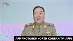 Начальник Генерального штаба вооруженных сил Северной Кореи Гён Йон Чол выступает в Пхеньянском дворце культуры по случаю присвоения Ким Чен Ыну звания маршала