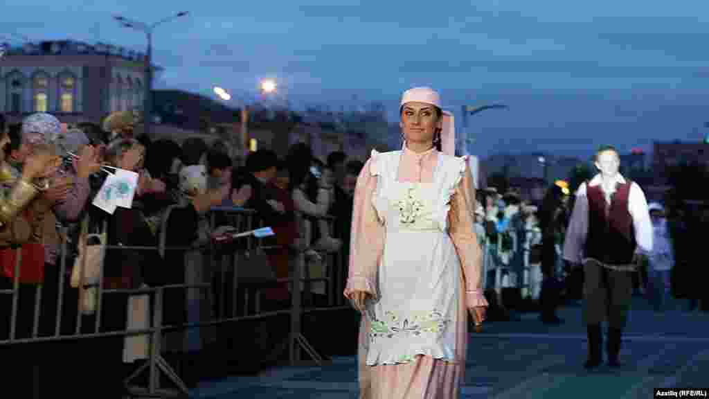 Камал театры каршында яңа сезон ачу тантанасы. Нәфисә Хәйруллина. 