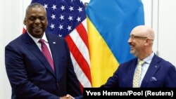 Міністри оборони України і США Олексій Резніков (праворуч) і Ллойд Остін під час зустрічі з Брюсселі, 15 червня 2022 року