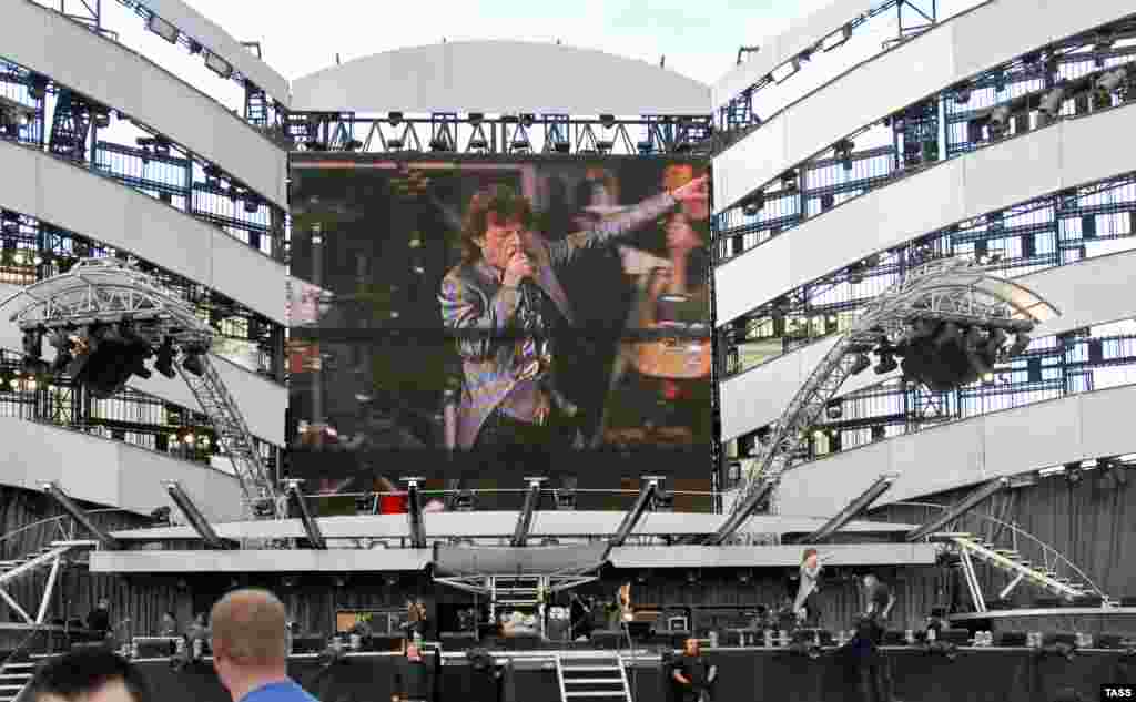 2007. Концерт в Санкт-Петербурге -- через два года после выпуска последнего на сегодняшний день альбома группы "A Bigger Bang"