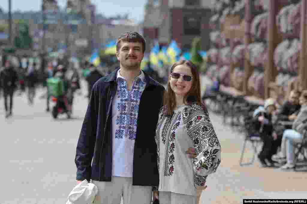 Еля і Роман кажуть: «У кожного вдома є вишиванка. І хотілось би частіше її одягати»