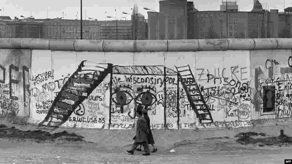Западная сторона стены стала своего рода картинной галереей – свои граффити и рисунки на ней оставляли художники и туристы со всего мира. Тщательно охраняемая восточная сторона оставалась чистой. (Фото сделано 29 апреля 1984 года)