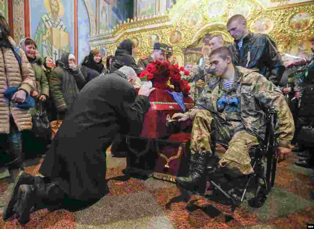 У Михайлівському соборі родичі та друзі прощались з кіборгом Ігорем Брановицьким. Київ, 3 квітня 2015 року