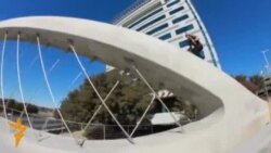 Велосипедний трюк на арках техаського мосту Велосипедний трюк на арках техаського мосту