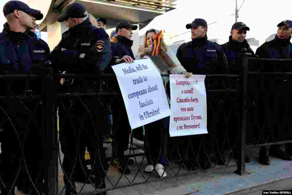 Московские сторонники сепаратистов Донбасса рядом с "Маршем мира" также присутствовали. Но в целом полиция в их действия практически не вмешивалась