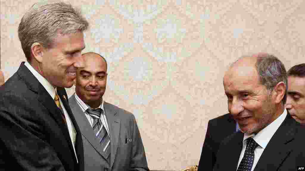 Крис Стивенс  с главой Переходного национального совета Ливии (ПНС) Мустафой Абдель Джалилем, 7 июля 2012. Крис Стивенс был убит во время нападения.