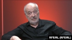 Scriitorul Stelian Tănase în redacția Europa Liberă. Este unul din principalii organizatori ai manifestației maraton din Piața Universității, 22 aprilie - 13 iunie 1990.