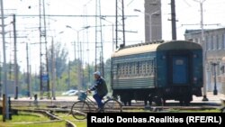 Пенсии все равно будут ждать на счетах, пока люди не получат новые карты