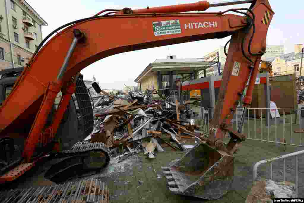 Павильоны уже разрушены, но вывоз обломков пока не начат – техника простаивает