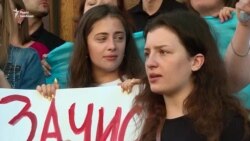 Порошенка допитали в ДБР про «Прямий» – під супровід протестів (відео) Порошенка допитали в ДБР про «Прямий» – під супровід протестів (відео)