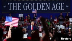 Дональд Трамп під час виступу, 29 квітня 2025 року