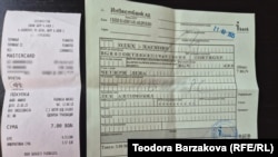 Бележките, които шофьорите получават, след като платят за дезинфекцията с карта.