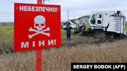 Українські військовослужбовці використовують британську машину для розмінування Armtrac 400, здатну розмінувати 2400 квадратних метрів на годину. Харківська область, 27 жовтня 2022 року