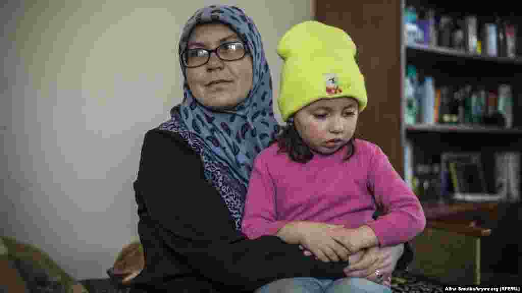 Нуріє, молодша дочка Руслана й Мер'єм, сидить на руках у матері