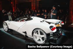 Sasha Selipanov (desno) tokom predstavljanja Nilu27