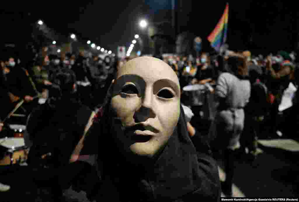 Демонстрант у масці під час акції протесту біля будинку лідера партії «Право і справедливість» Ярослава Качинського у Варшаві, 23 жовтня 2020 року