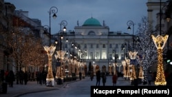 Через епідемію COVID-19 на початку 2020 року багато українців повернулось в Україну, але вже в лютому більшість з них виїхала знову до Польщі, пише Newsweek