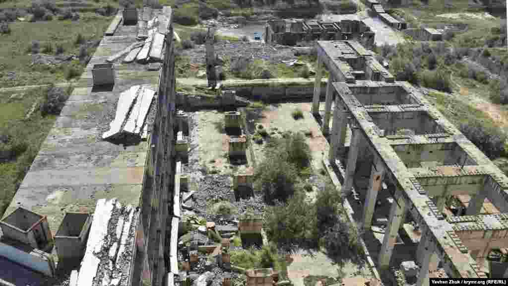 Энергоблок – это сплошная гигантомания. Вот на фото часть главного циркуляционного насоса. На атомной станции он обеспечивает циркуляцию теплоносителя из реактора в парогенераторы и работает под давлением теплоносителя около 160 атмосфер и при температуре 300 градусов. Масса одного корпуса составляет более 31 т при высоте 3,5 м и ширине свыше 3 м