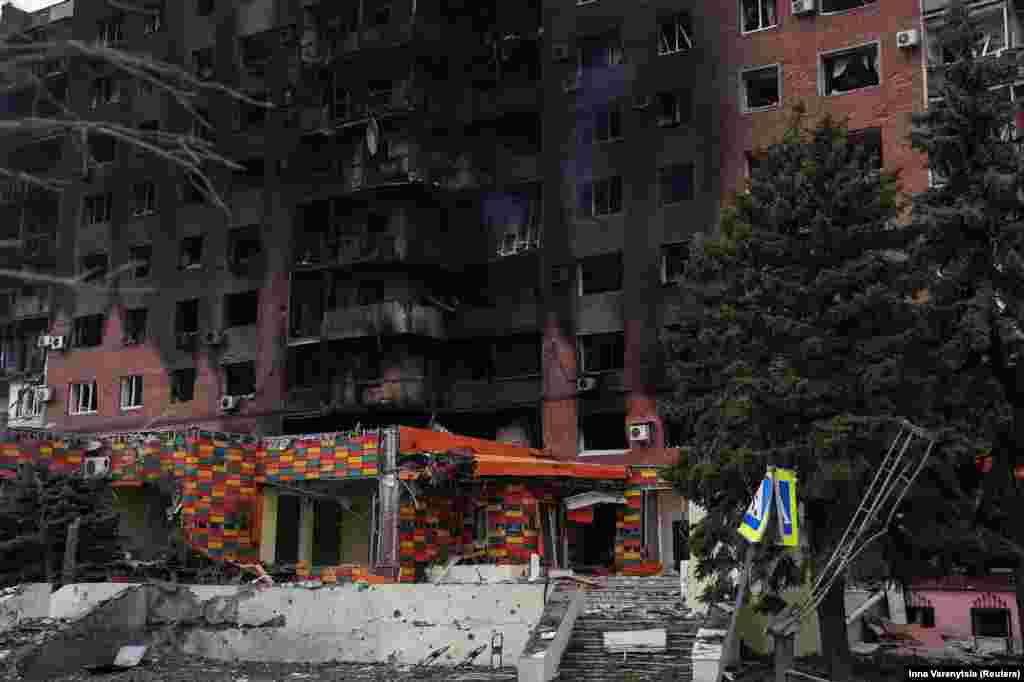 Тут жили люди. Гарний будинок, красивий під'їзд.Тепер чорна пустка. Покровськ, Донеччина. Кінець січня 2025 року Російська армія цілеспрямовано знищує українські міста і села. Одне за одним 