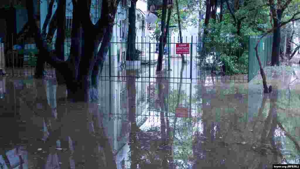 Частные дома вблизи моря подтопило дождевой водой. На набережной чувствуется запах канализационных стоков 