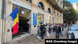 Aproape 330.000 de moldoveni din diaspora au votat la alegerile prezidențiale din 2024, când peste hotare au fost deschise 234 de secții de votare. În imagine coada de la o secție de vot din Italia.